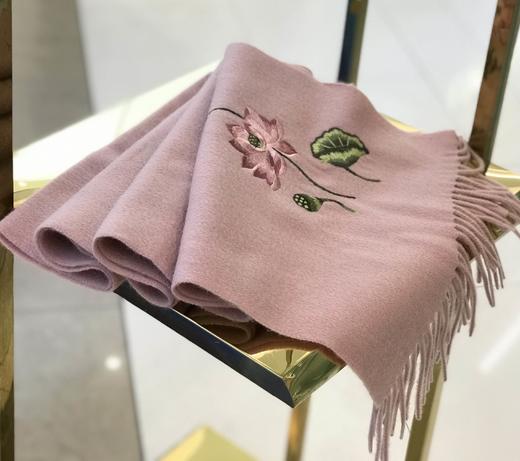 优品堂【唯美世界】100%羊毛绣花围巾 商品图3