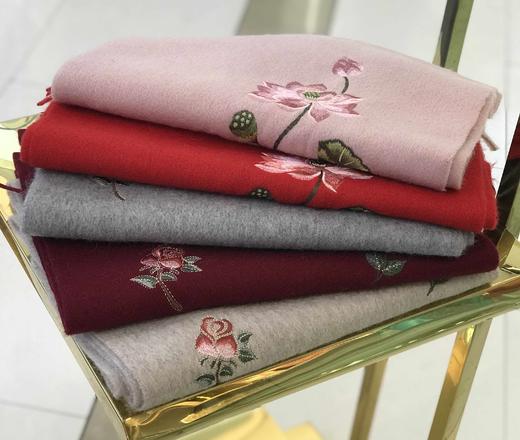 优品堂【唯美世界】100%羊毛绣花围巾 商品图0