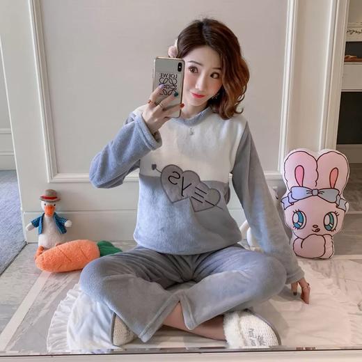 【秋日如歌，冬日如诗】暖暖的法兰绒，温暖你的心。红色珊瑚绒，可爱卡通，宛如天使降临人间，守护着你的梦。厚实保暖，舒适柔软，家居服套装可外穿，送女友、老婆、妈妈，贴心又实用！ 商品图4