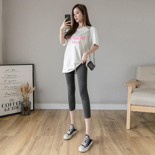 【夏日清凉，温柔高贵】打底裤，外穿薄款，莫代尔面料，夏日必备。高腰设计修饰身形，七分裤长展现小腿线条。灰色调妆点整体，加肥加大尺码更贴心。穿上它，你不再是无助的局外人，而是时尚的主角。 商品图4