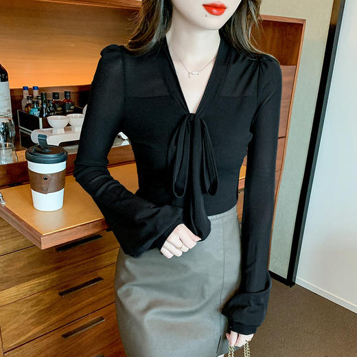 KQL435G7691 蝴蝶结网纱打底衫女装2023秋冬款高级感漂亮洋气V领系带T恤上衣 商品图4