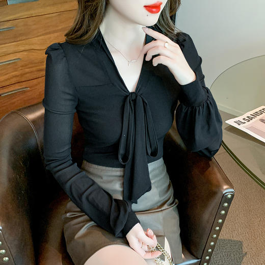 KQL435G7691 蝴蝶结网纱打底衫女装2023秋冬款高级感漂亮洋气V领系带T恤上衣 商品图3