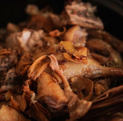 手工现做姜母鸭 | 20年老手艺鲜鸭现烹 一鸭一砂锅 温而不燥 滋而不腻 一口爆汁脱骨 香糯入味 好吃不上火 美味到姜都吃完 色浓而香醇 商品图1