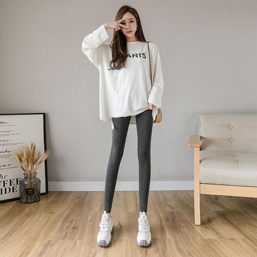 【时尚百搭，舒适透气】秋天来临，莫代尔九分打底裤女出击！外穿新款灰色大码，加肥加大显瘦紧身裤，不用愁困扰衣橱，一条就能轻松驾驭各种场合。快来选购吧！ 商品图2