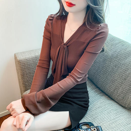 KQL435G7691 蝴蝶结网纱打底衫女装2023秋冬款高级感漂亮洋气V领系带T恤上衣 商品图0