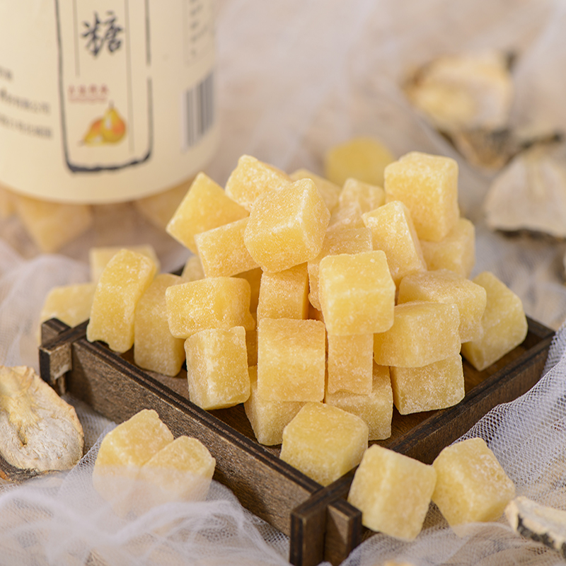 【养生滋润丨手工百草梨膏糖250g*2/4罐】河北赵县雪花梨鲜梨榨汁，辅以多种草木食材，采用传统工艺纯手工熬制，滋润喉咙，味道浓郁，清新口气，糖块大小适中，可含可泡多样吃法 ~