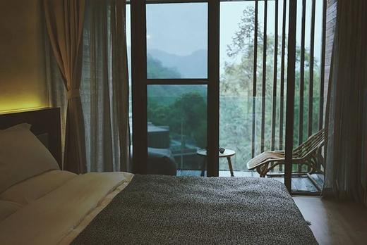 双11特惠【青城山·坐忘森林】799元享和式榻榻米房+每日定制双人早餐+星辰汤温泉+早中晚酒店公开课体验，有效期-2024.12.29 商品图1