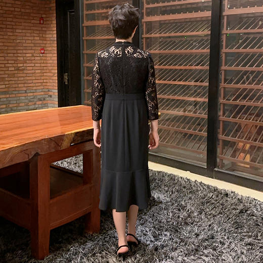 圣三利女装 新款雪尼尔蕾丝拼接收腰散摆长款连衣裙SL2037180 商品图2