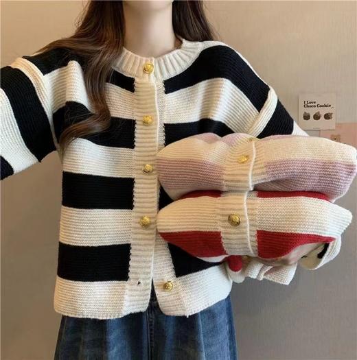 【YW】无忧购秋冬条纹拼色奶fufu软糯毛衣设计感复古V领开衫短外套1001-1002（截单后7天发货)25年清仓捡漏 商品图6