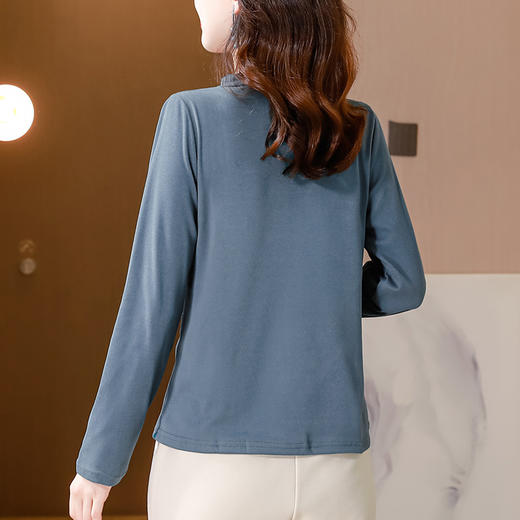 KQLA83N6654 文艺复古盘扣刺绣长袖打底衫女秋装2023新款大码宽松显瘦长袖T恤 商品图3