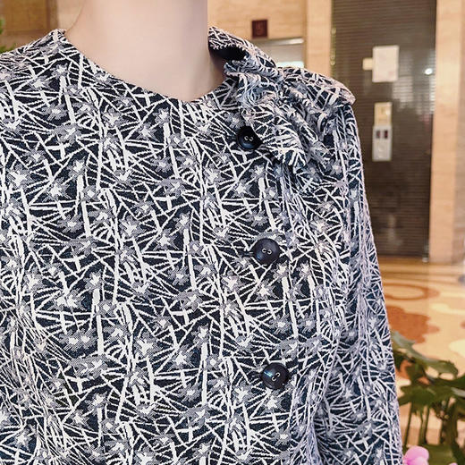 圣三利女装  新品双色微弹提花蝴蝶领舒适外套SL2032152 商品图3