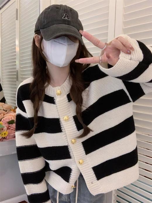 【YW】无忧购秋冬条纹拼色奶fufu软糯毛衣设计感复古V领开衫短外套1001-1002（截单后7天发货)25年清仓捡漏 商品图7