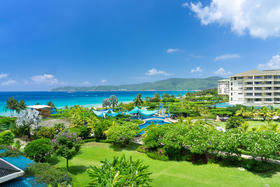 三亚天域一区清新豪华海景房（建议2大1小）连住2晚含早+趣味抓蟹+接机