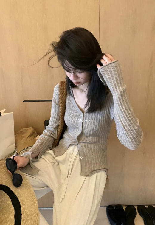 老米优品/ 🍂《奶甜软糯V领针织开衫》早秋少不了的一件！薄薄的，质感酥糊到飞起~~修身显瘦基础款， 莫兰迪色系~ 商品图1