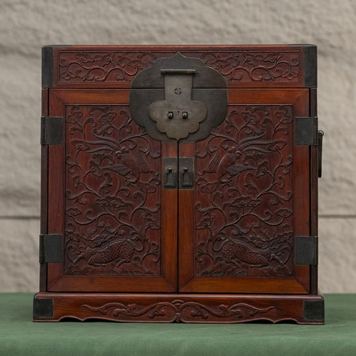 清 黄花梨浮雕麒麟引凤官皮箱 商品图0