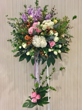 鲜花含苞欲放，事业蒸蒸日上