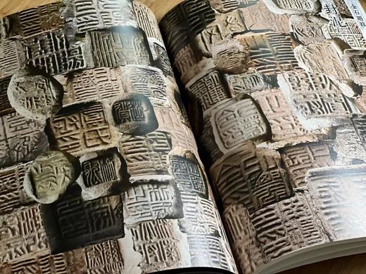 《铭刻中原：中原古代金石铭刻展》，河南印社编著，大16开，270页，全彩精印，河南印社2023年出版。原价780，售价238元。
  商品图11
