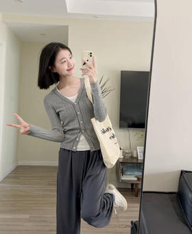 老米优品/ 🍂《奶甜软糯V领针织开衫》早秋少不了的一件！薄薄的，质感酥糊到飞起~~修身显瘦基础款， 莫兰迪色系~