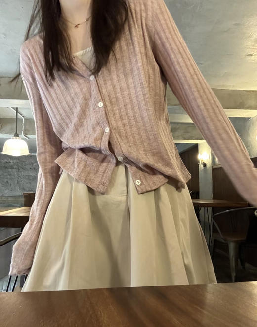 老米优品/ 🍂《奶甜软糯V领针织开衫》早秋少不了的一件！薄薄的，质感酥糊到飞起~~修身显瘦基础款， 莫兰迪色系~ 商品图5