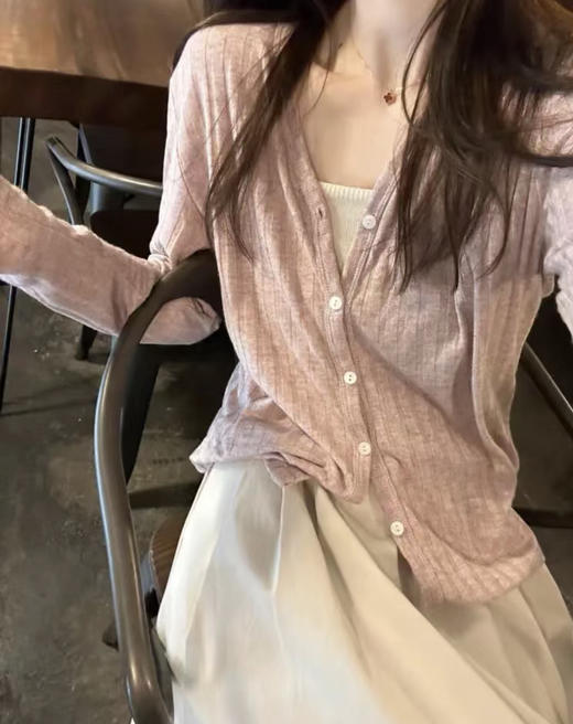 老米优品/ 🍂《奶甜软糯V领针织开衫》早秋少不了的一件！薄薄的，质感酥糊到飞起~~修身显瘦基础款， 莫兰迪色系~ 商品图6