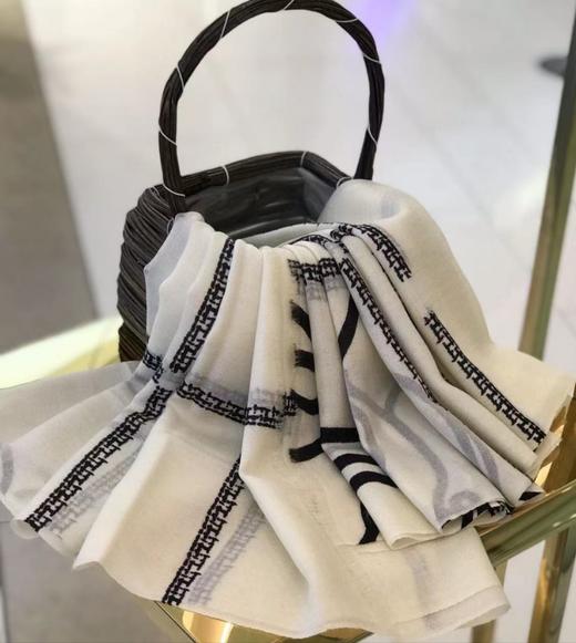 优品堂【花好月圆】羊毛披肩围巾两用 商品图2