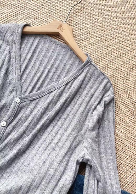 老米优品/ 🍂《奶甜软糯V领针织开衫》早秋少不了的一件！薄薄的，质感酥糊到飞起~~修身显瘦基础款， 莫兰迪色系~ 商品图2