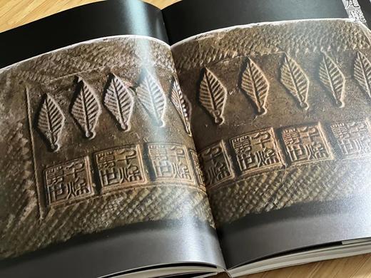 《铭刻中原：中原古代金石铭刻展》，河南印社编著，大16开，270页，全彩精印，河南印社2023年出版。原价780，售价238元。
  商品图8