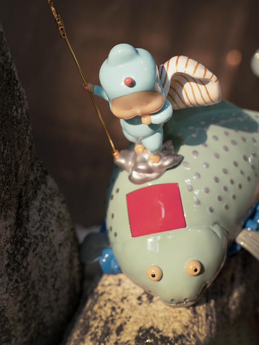 稀奇艺术瞿广慈海错图作者无穷小亮联名款印鱼《任我行》雕塑摆件 商品图4