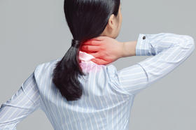 为什么秋天睡觉容易落枕？罪魁祸首就是它！