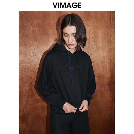 VIMAGE纬漫纪冬季新款时尚休闲宽松显瘦连帽套头卫衣女上衣V2013618 商品图1