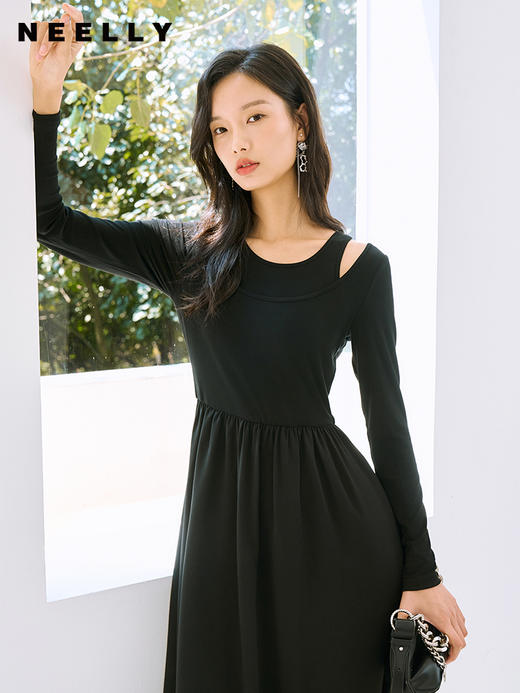 NEELLY纳俪商场同款赫本风小黑裙秋冬肩部镂空设计中长法式内搭裙N23084Y06662 商品图2