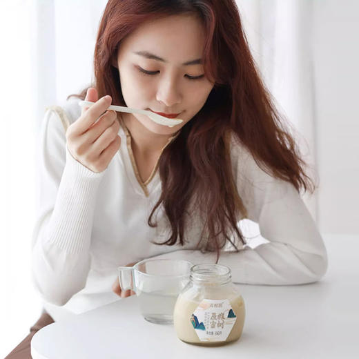 【椴树蜂蜜礼盒】来自长白山纯天然椴树蜜！配料简单，含有丰富的营养成分，活性酶含量是普通蜂蜜的三倍！口感甜而不腻，可搭配面包/空口吃/泡水喝等！350g*3瓶（礼盒装）！ 商品图3