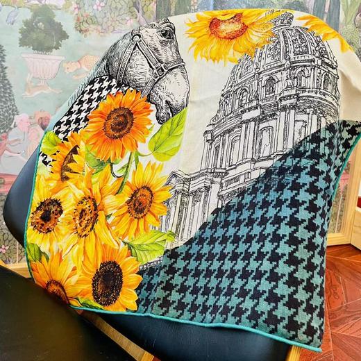 【甄珠贝·时尚高级感系列】70*70cm双面异色太阳花马头丝羊毛丝巾和向日葵胸针礼盒套装 商品图2