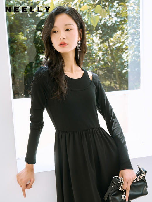 NEELLY纳俪商场同款赫本风小黑裙秋冬肩部镂空设计中长法式内搭裙N23084Y06662 商品图1