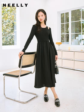 NEELLY纳俪商场同款赫本风小黑裙秋冬肩部镂空设计中长法式内搭裙N23084Y06662