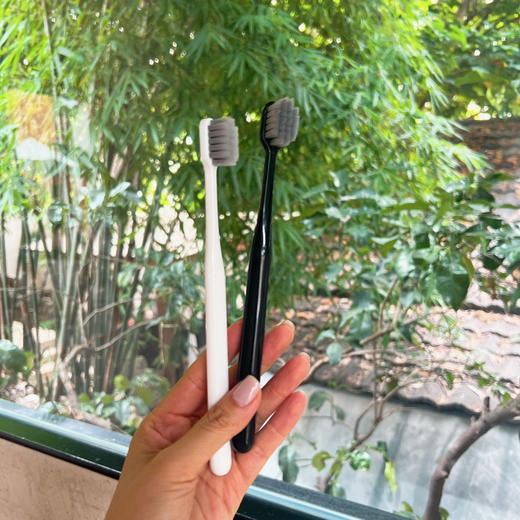 抗菌护龈宽头软毛牙刷！超市22元2支 我们39.9元10支！！银离子刷丝 ：0.12mm银离子抗菌刷丝，柔韧细密，有效清洁及呵护牙龈 加宽刷头：增大了牙刷与牙齿接触面积，覆盖更全面 商品图4