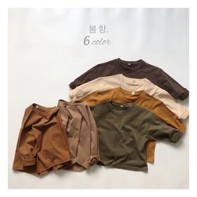 【儿童春秋打底衫！保暖又舒适】咔叽色系韩版儿童纯棉打底衫春秋新款男女童落肩长袖打底衫宽松潮，宽松的落肩设计搭配长袖，让孩子轻松享受每个时刻。ryzb