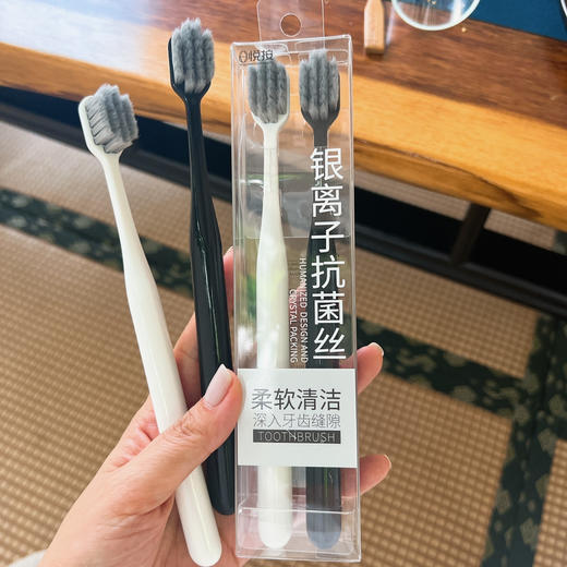 抗菌护龈宽头软毛牙刷！超市22元2支 我们39.9元10支！！银离子刷丝 ：0.12mm银离子抗菌刷丝，柔韧细密，有效清洁及呵护牙龈 加宽刷头：增大了牙刷与牙齿接触面积，覆盖更全面 商品图5