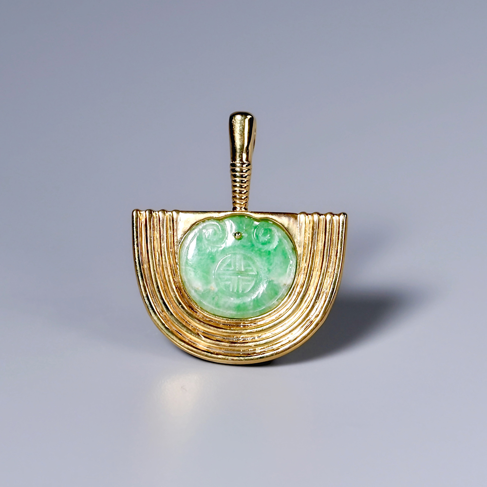 清代翡翠“福运团寿”项坠