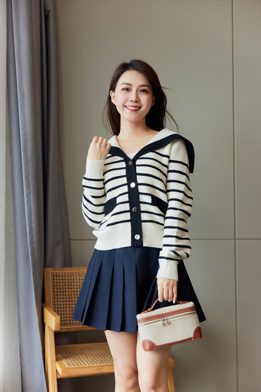 海军领拼条镂空羊毛衫 商品图4