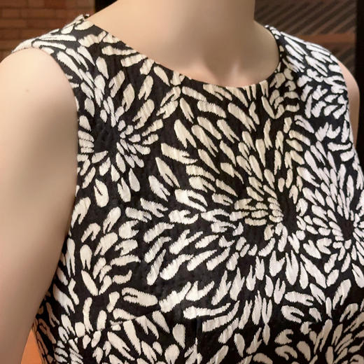 圣三利女装 新款经典黑白提花针织弹力中长款连衣裙SL2037122 商品图3