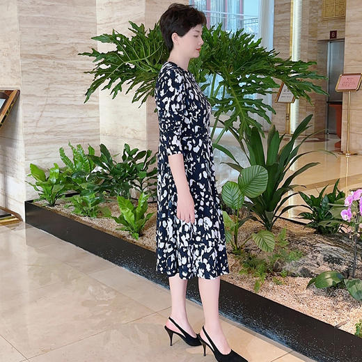 SAINT L’UCK/圣媛女装秋季中长款花色圆领连衣裙SA319L51 商品图1