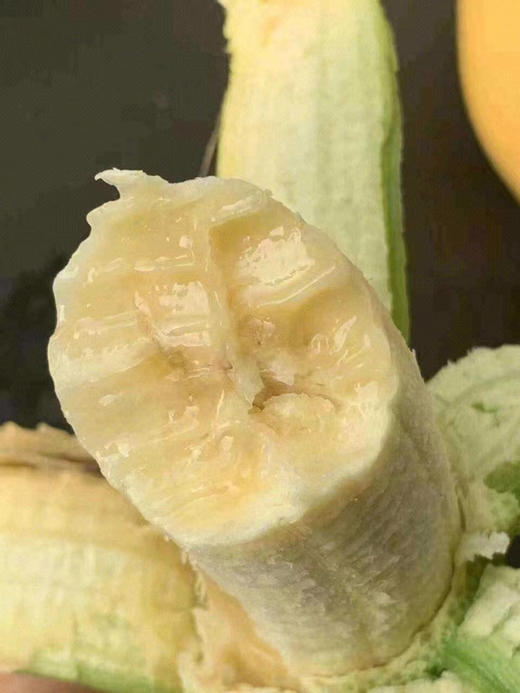 周六送，海南皇帝蕉，香蕉中的贵族 ，“蕉”香四溢，个头娇小却果肉饱满，营养价值更是一等一的高。小小的身体内蕴含着饱满的果肉，特有的软糯口感，皮薄如纸，让人无法抗拒，一箱5斤左右 商品图0