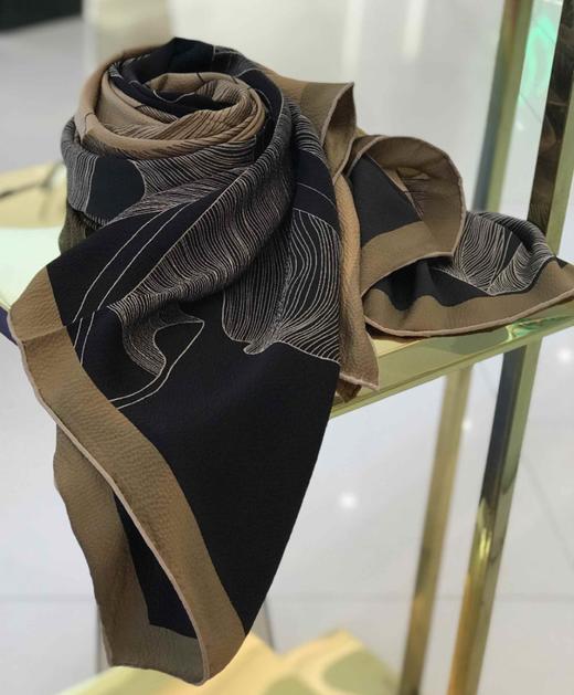 优品堂【娴淑典雅2】薯莨珍珠缎140桑蚕丝方巾 商品图3