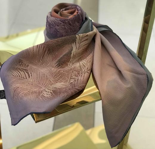 优品堂【娴淑典雅2】薯莨珍珠缎140桑蚕丝方巾 商品图5