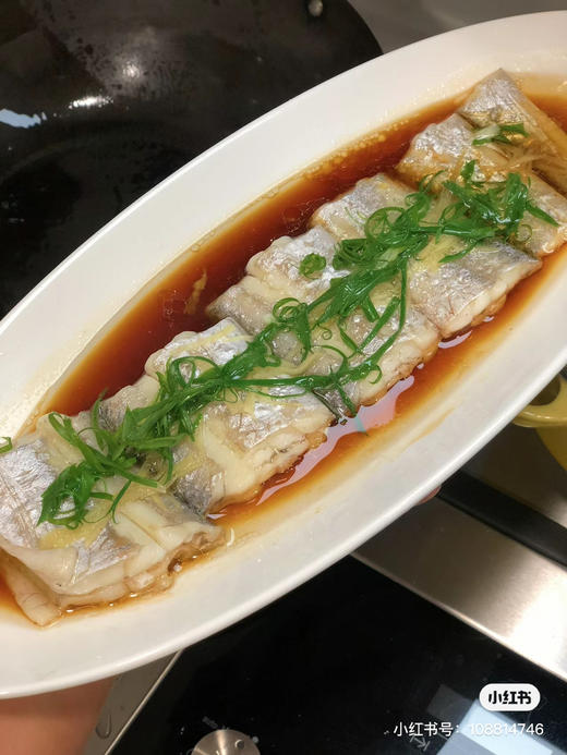 周六配送小区门口自提！胶东半岛油皮带鱼，好吃的带，尖嘴，小眼，肉厚！相对南方油皮带来说，肉质紧实，口感更好。唯一缺点就是和舟山油带捕捞方式不一样，鱼表面亮度偏暗，有渔网划痕，易破肚！3斤/箱 商品图3