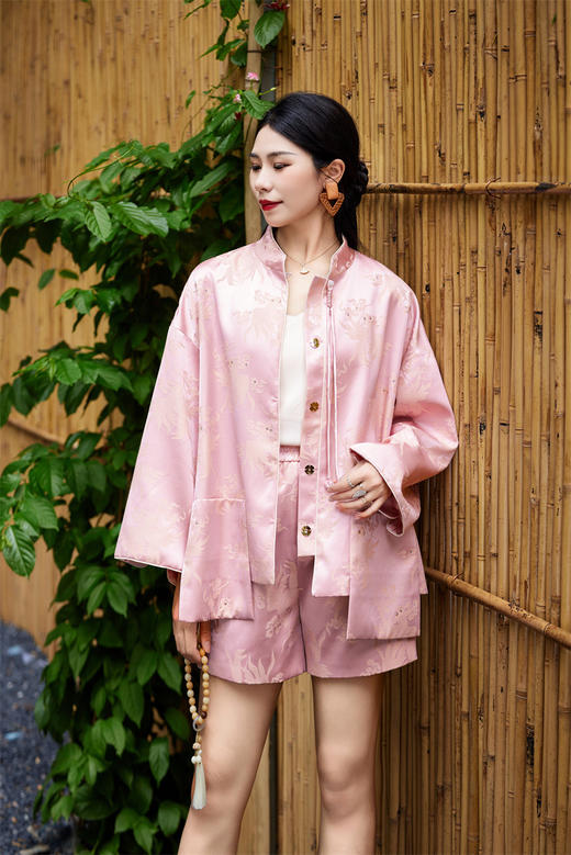 FLZD-A9433粉色小香风提花套装女秋季巨显瘦气质感小个子休闲短裤两件套 商品图4