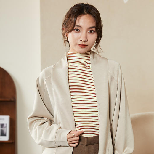 【时髦百搭 轻盈透气】秋季新款女装，短款显瘦上衣女，气质外套，空气层蝙蝠开衫女外搭，穿上它，让你时尚又舒适，轻松展现自信气质！ 商品图0
