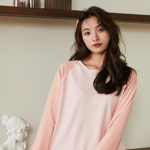 【柔软亲肤 宅家必备】秋冬新款女士暖绒插肩家居服，舒适宽松的设计让你在家里尽情放松，圆领长袖套装既适合睡觉也可外穿，大码尺寸更加贴心，让你自由穿搭；让你温暖又时尚！ 商品图1