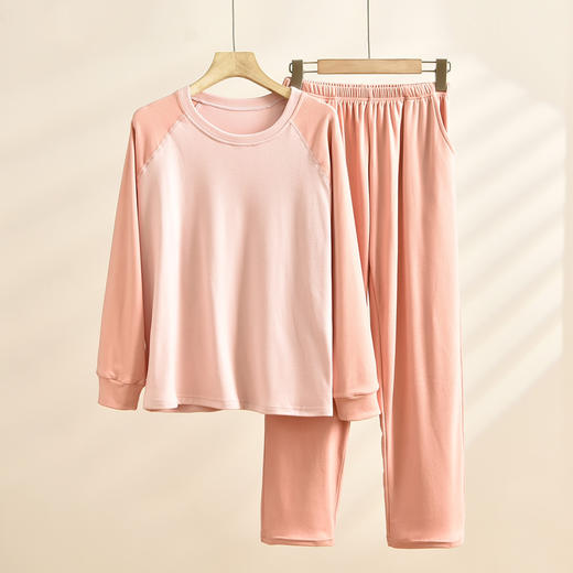 【柔软亲肤 宅家必备】秋冬新款女士暖绒插肩家居服，舒适宽松的设计让你在家里尽情放松，圆领长袖套装既适合睡觉也可外穿，大码尺寸更加贴心，让你自由穿搭；让你温暖又时尚！ 商品图2